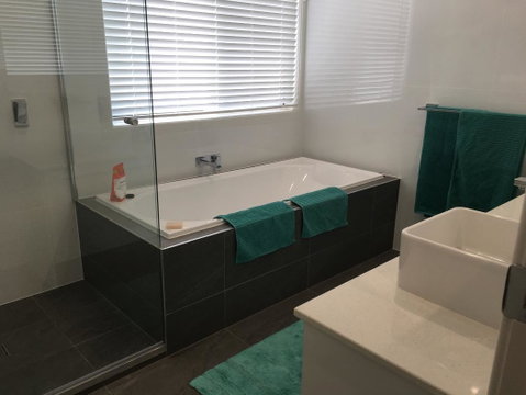 Modern Beach Villa - Accommodation Newcastle 7