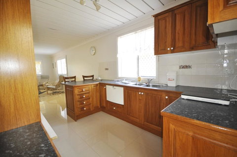Ocean Wave - Accommodation Newcastle 7