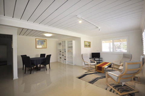 Ocean Wave - Accommodation Newcastle 8