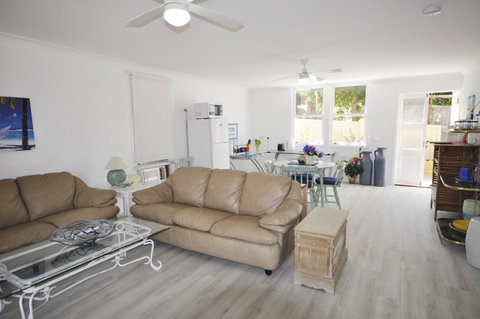 Retro Beach Flat - Accommodation Newcastle 14