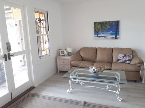 Retro Beach Flat - Accommodation Newcastle 13
