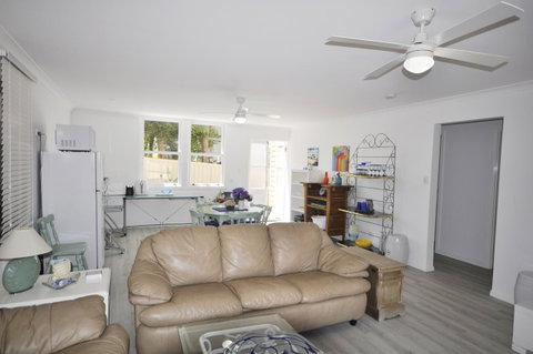 Retro Beach Flat - Accommodation Newcastle 3