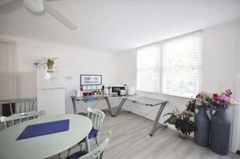 Retro Beach Flat - Accommodation Newcastle 9