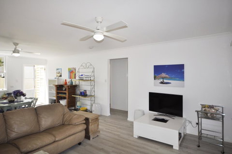 Retro Beach Flat - Accommodation Newcastle 4
