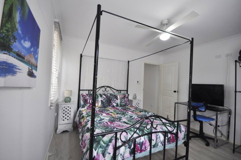 Retro Beach Flat - Accommodation Newcastle 7