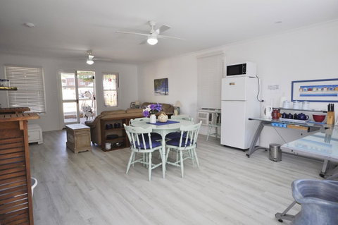 Retro Beach Flat - Accommodation Newcastle 10