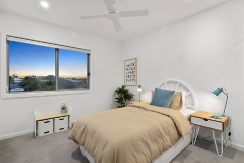 Luxury Canal Front Holiday House - Accommodation Newcastle 3