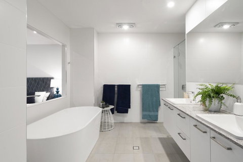 Luxury Canal Front Holiday House - Accommodation Newcastle 15