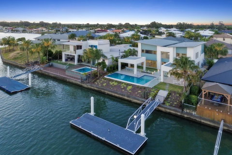 Luxury Canal Front Holiday House - Accommodation Newcastle 2