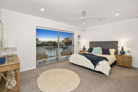 Luxury Canal Front Holiday House - Accommodation Newcastle 4