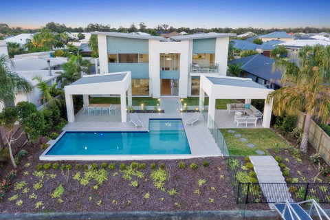Luxury Canal Front Holiday House - Accommodation Newcastle 7