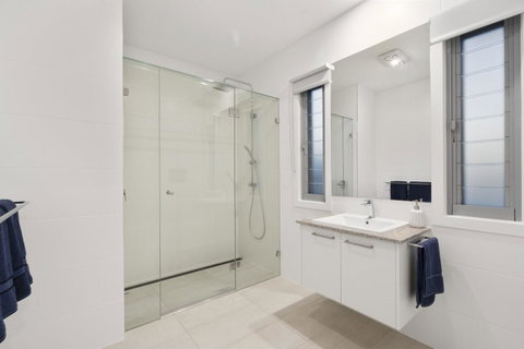Luxury Canal Front Holiday House - Accommodation Newcastle 5