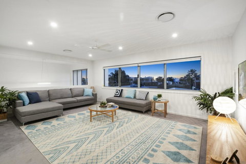 Luxury Canal Front Holiday House - Accommodation Newcastle 8