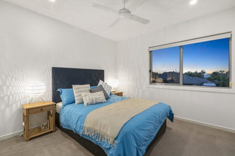 Luxury Canal Front Holiday House - Accommodation Newcastle 1