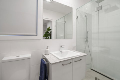 Luxury Canal Front Holiday House - Accommodation Newcastle 11