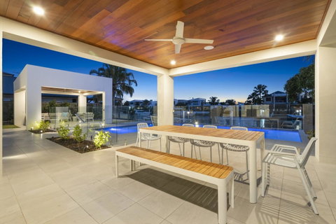 Luxury Canal Front Holiday House - Accommodation Newcastle 14