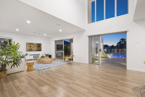 Luxury Canal Front Holiday House - Accommodation Newcastle 9