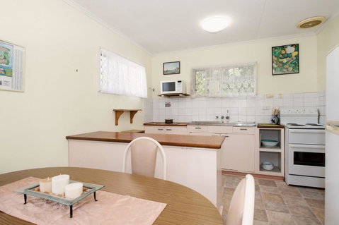 Lowset, Pet Friendly Cottage - Sunset Ave, Bongaree - Accommodation Newcastle 1