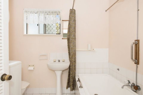 Lowset, Pet Friendly Cottage - Sunset Ave, Bongaree - Accommodation Newcastle 17