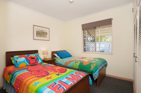 Lowset, Pet Friendly Cottage - Sunset Ave, Bongaree - Accommodation Newcastle 7