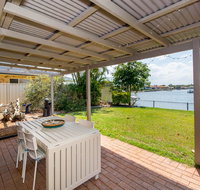 Lowset home on the canal - Dolphin Dr Bongaree - Accommodation Newcastle