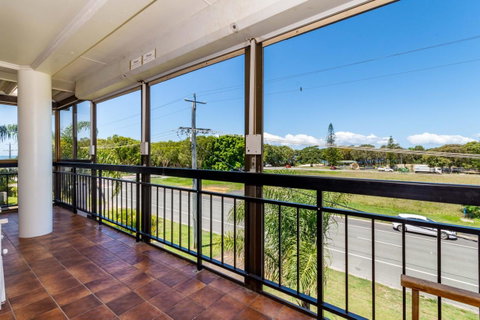 Spacious Unit Overlooking Moreton Bay - Boyd St, Woorim - Accommodation Newcastle 9