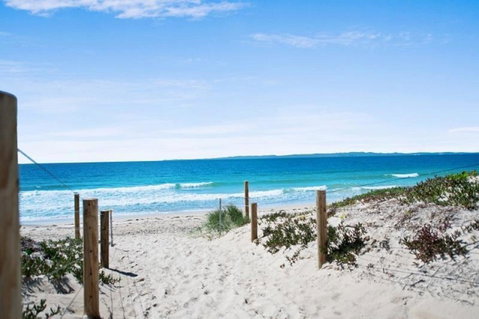 Spacious Unit Overlooking Moreton Bay - Boyd St, Woorim - Accommodation Newcastle 1