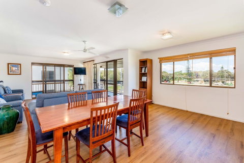 Spacious Unit Overlooking Moreton Bay - Boyd St, Woorim - Accommodation Newcastle 7