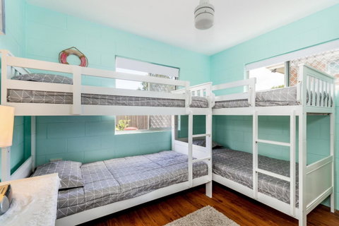 Charm And Comfort In This Ground Floor Unit With Water Views! Welsby Pde, Bongaree - Accommodation Newcastle 13