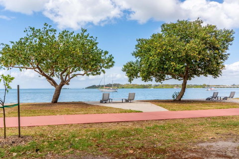 Charm And Comfort In This Ground Floor Unit With Water Views! Welsby Pde, Bongaree - Accommodation Newcastle 15