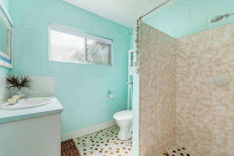 Charm And Comfort In This Ground Floor Unit With Water Views! Welsby Pde, Bongaree - Accommodation Newcastle 11