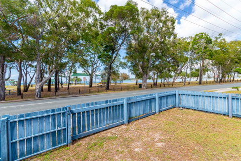 Charm And Comfort In This Ground Floor Unit With Water Views! Welsby Pde, Bongaree - Accommodation Newcastle 12
