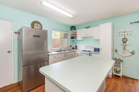 Charm And Comfort In This Ground Floor Unit With Water Views! Welsby Pde, Bongaree - Accommodation Newcastle 10