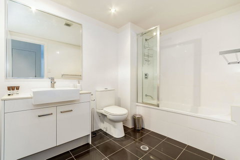 First Floor, Air Conditioned, Free Wi-Fi! - Accommodation Newcastle 17