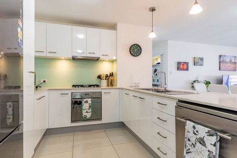 First Floor, Air Conditioned, Free Wi-Fi! - Accommodation Newcastle 11