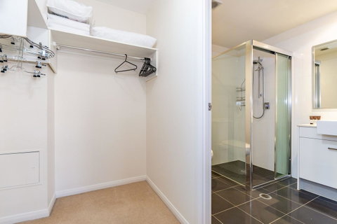 First Floor, Air Conditioned, Free Wi-Fi! - Accommodation Newcastle 5