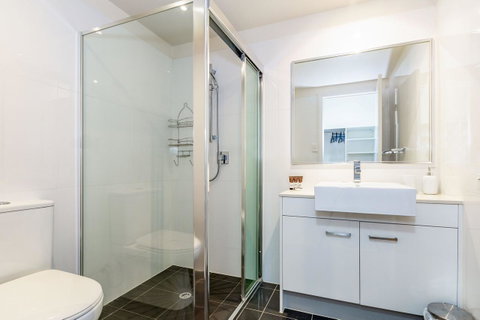 First Floor, Air Conditioned, Free Wi-Fi! - Accommodation Newcastle 6
