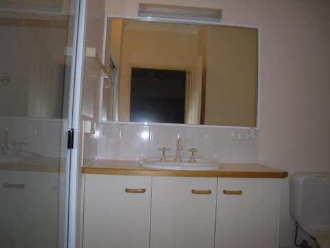 Ground Floor, Family Unit On The Canal With Free WIFI! - Accommodation Newcastle 3