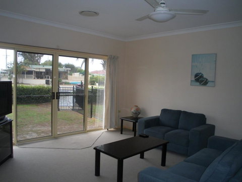 Ground Floor, Family Unit On The Canal With Free WIFI! - Accommodation Newcastle 15