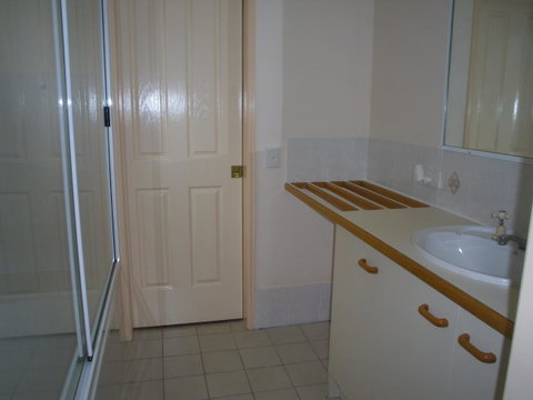 Ground Floor, Family Unit On The Canal With Free WIFI! - Accommodation Newcastle 5