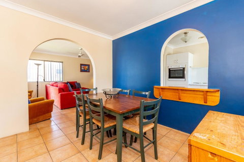 Fantastic Views From This Top Floor Unit! - Accommodation Newcastle 2