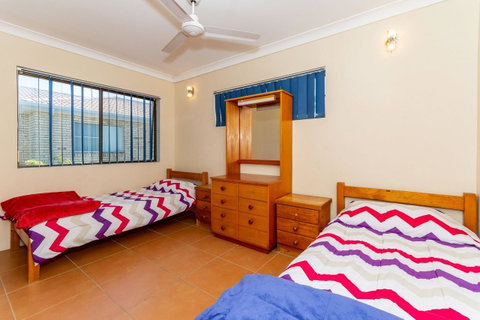 Fantastic Views From This Top Floor Unit! - Accommodation Newcastle 5