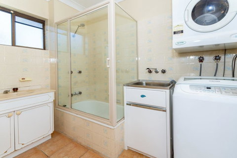 Fantastic Views From This Top Floor Unit! - Accommodation Newcastle 3