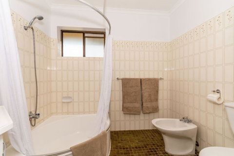 Spacious Family Unit With Incredible Views. - Accommodation Newcastle 14