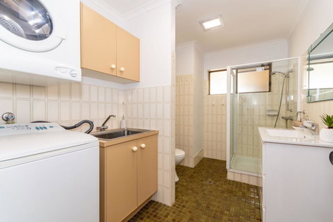 Spacious Family Unit With Incredible Views. - Accommodation Newcastle 13
