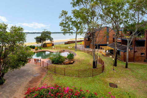 Spacious Family Unit With Incredible Views. - Accommodation Newcastle 8