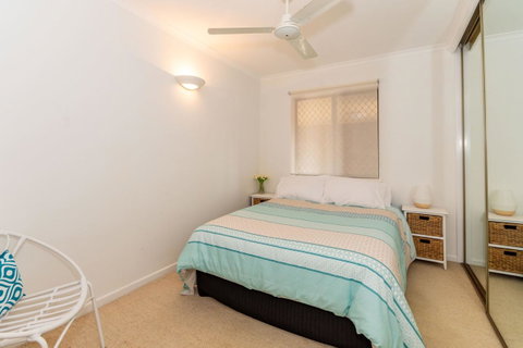 Spacious Family Unit With Incredible Views. - Accommodation Newcastle 7