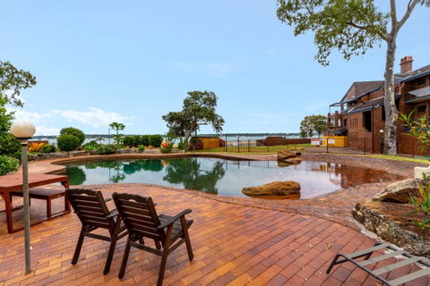 Spacious Family Unit With Incredible Views. - Accommodation Newcastle 4