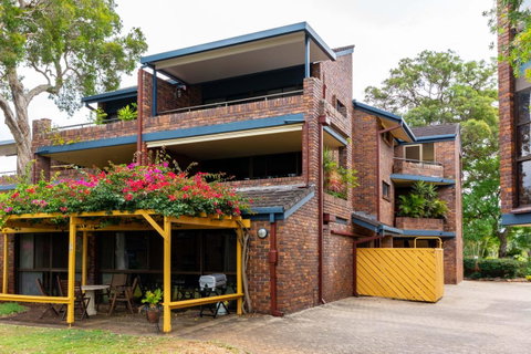 Spacious Family Unit With Incredible Views. - Accommodation Newcastle 2