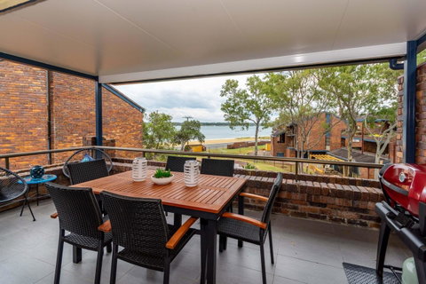 Spacious Family Unit With Incredible Views. - Accommodation Newcastle 0